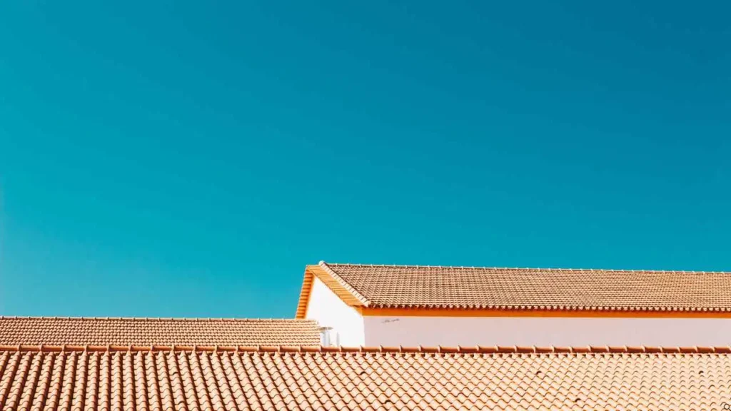 En cas de fuite de toiture d'une maison, le cabinet AEB 360 expertise la toiture et donne les actions à réaliser pour faire prendre en charge par l'assurance le sinistre puis faire réaliser les travaux de réparation.