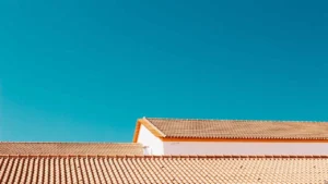 En cas de fuite de toiture d'une maison, le cabinet AEB 360 expertise la toiture et donne les actions à réaliser pour faire prendre en charge par l'assurance le sinistre puis faire réaliser les travaux de réparation.